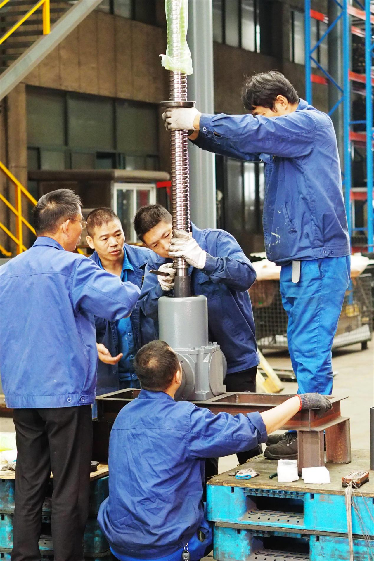 The Power Behind Elevating Platforms – Screw Jacks and Bevel Geared Motors (5).jpg