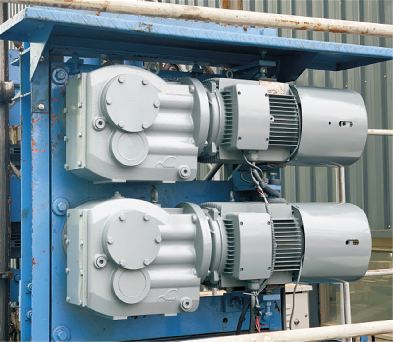 The Power Behind Elevating Platforms – Screw Jacks and Bevel Geared Motors (6).jpg