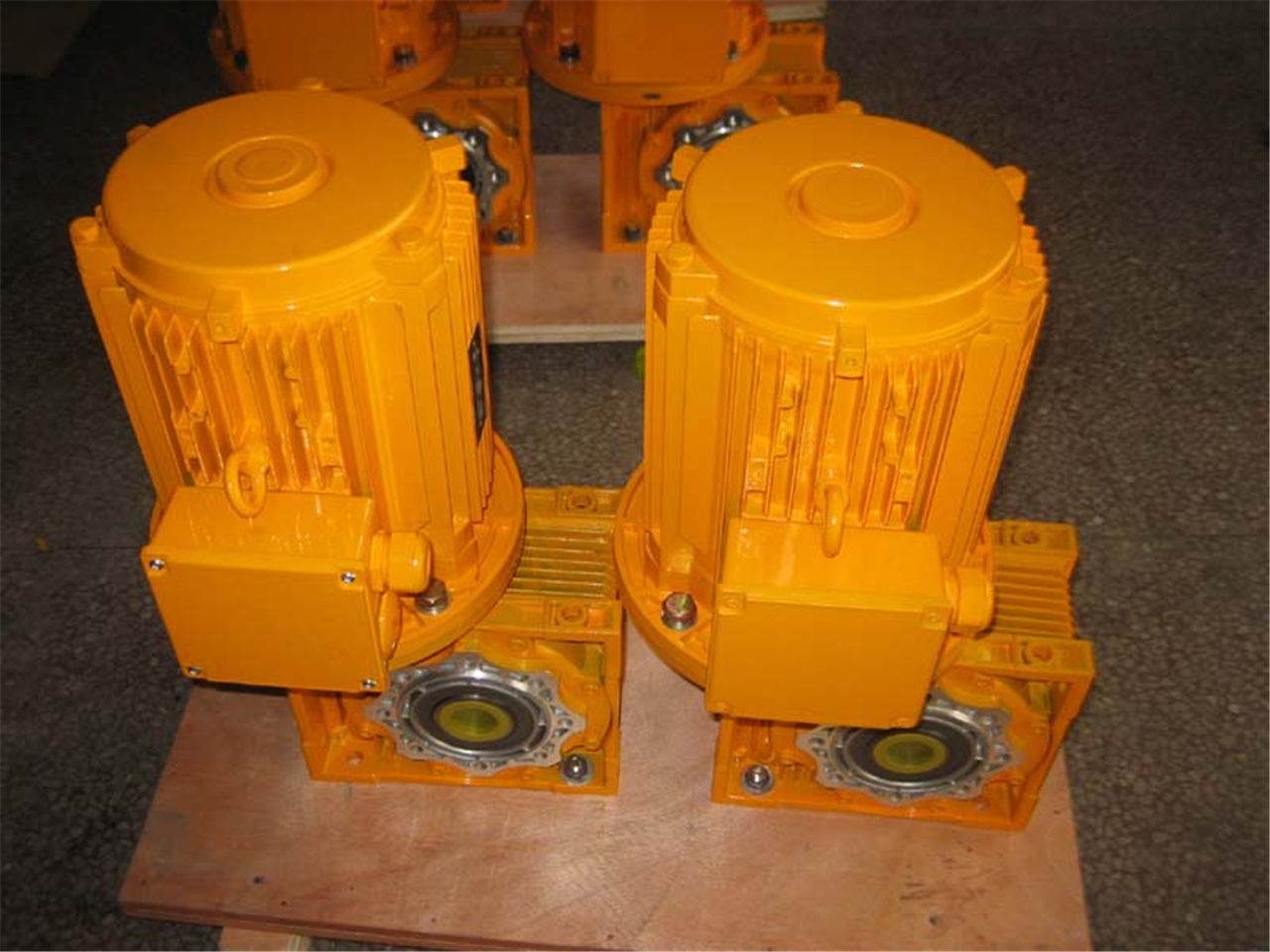 The Power Behind Elevating Platforms – Screw Jacks and Bevel Geared Motors (7).jpg