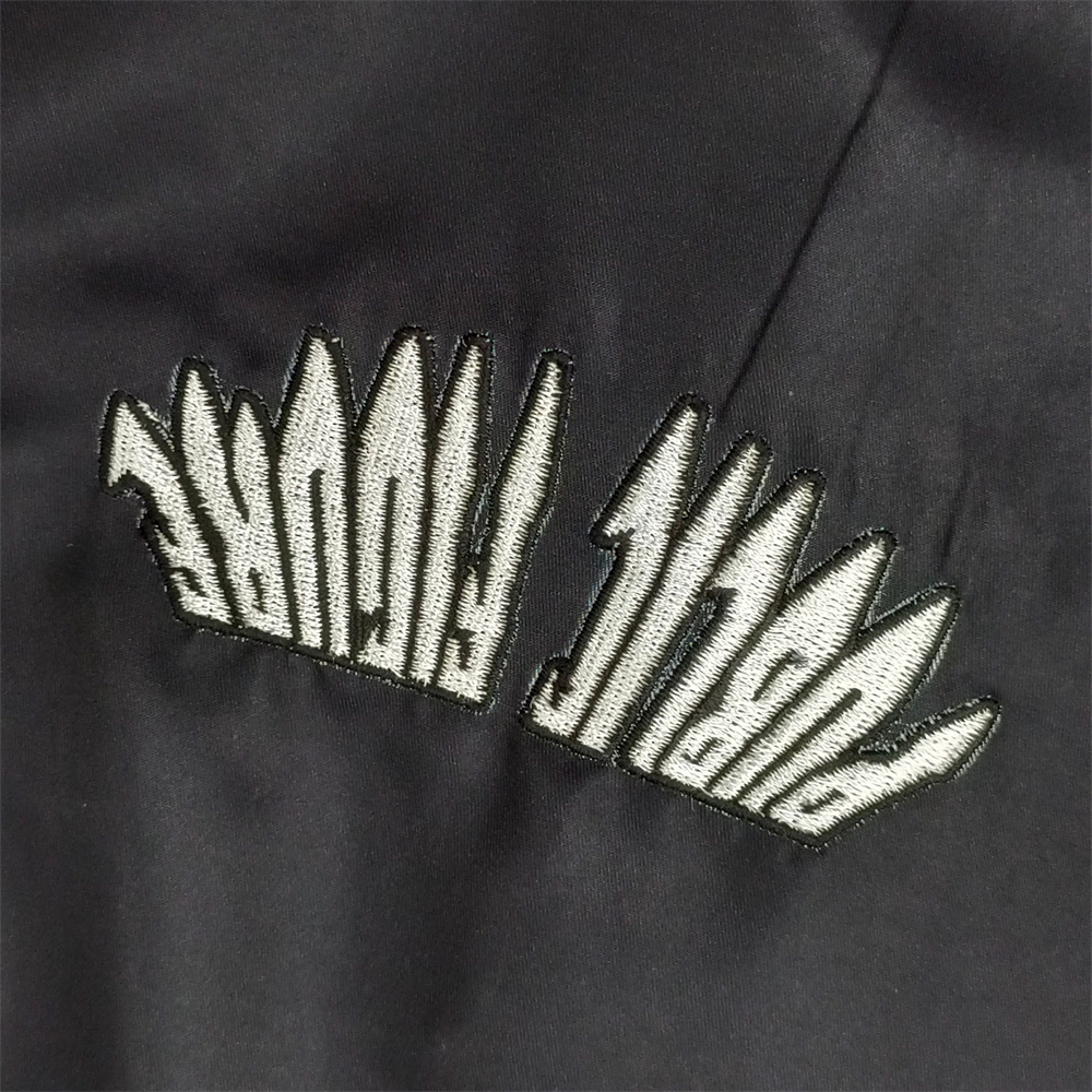 Musta hupullinen takki tähtihihagrafiikalla05