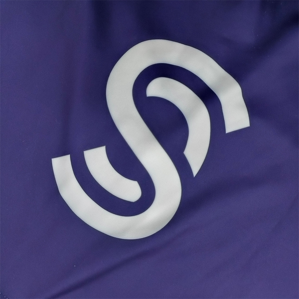 Sweat à capuche personnalisé et parfaitement ajusté01