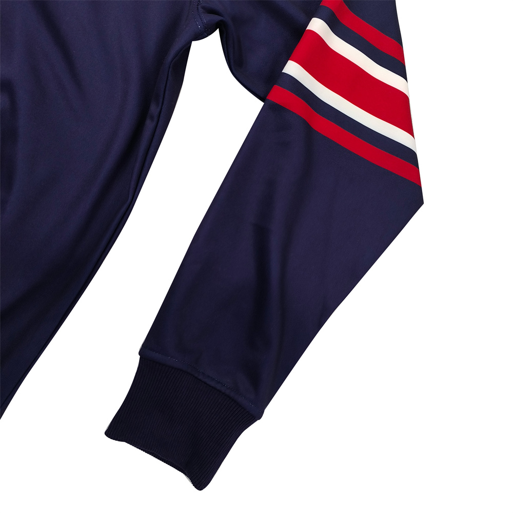 Sweat à capuche personnalisé et parfaitement ajusté03