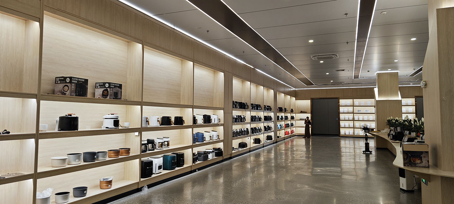 产品展示区展示了多种空气炸锅型号