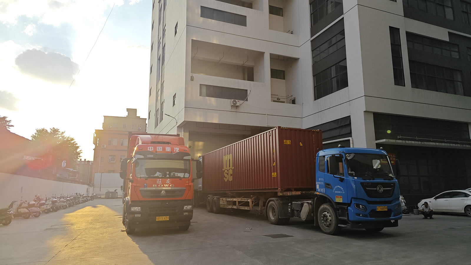 APEXDURA Daily Shipping: Containers Loaded and Ready for Global Delivery