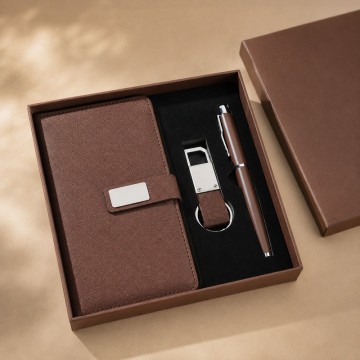 Conjunto personalizado e compacto para presentes corporativos, com caderno, caneta e chaveiro.