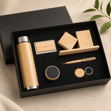 Conjunto de escritório personalizado em bambu com garrafa, organizador de mesa, caneta, porta-cartões e chaveiro.