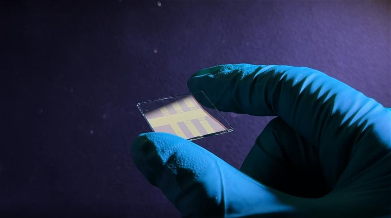 Entfernen einer 1 µm dicken Goldbeschichtung auf Quarzglas