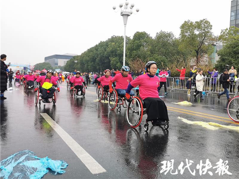 21 Rollstuhlfahrer glänzen beim Danyang-Marathon, Ch