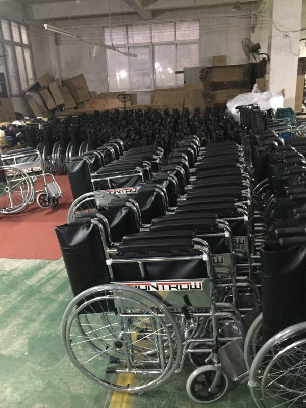 Qualitätsprüfung von Rollstühlen auf den Philippinen