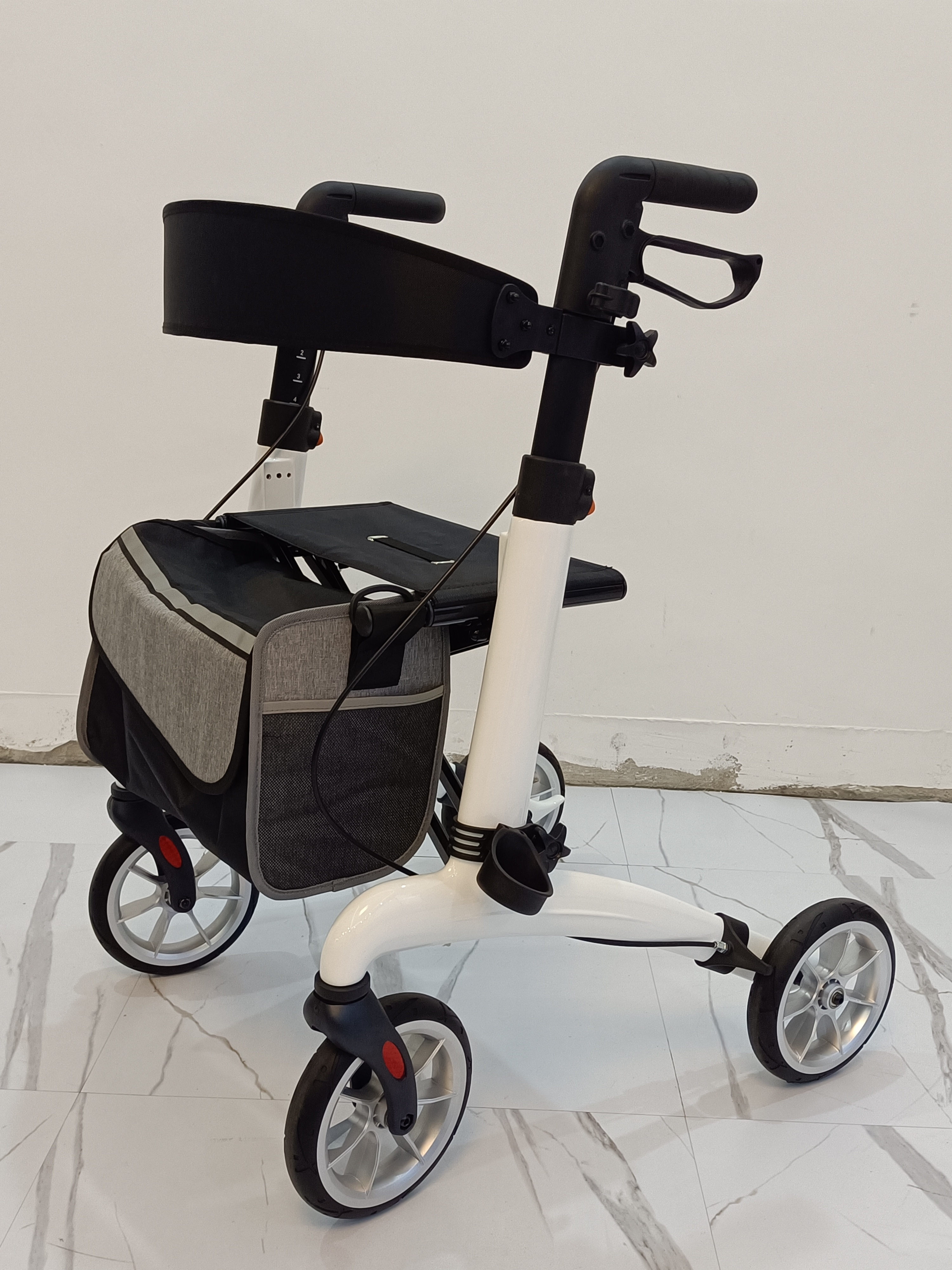 Lightweight and safe, TWA9705Lrollator walker helps you trav