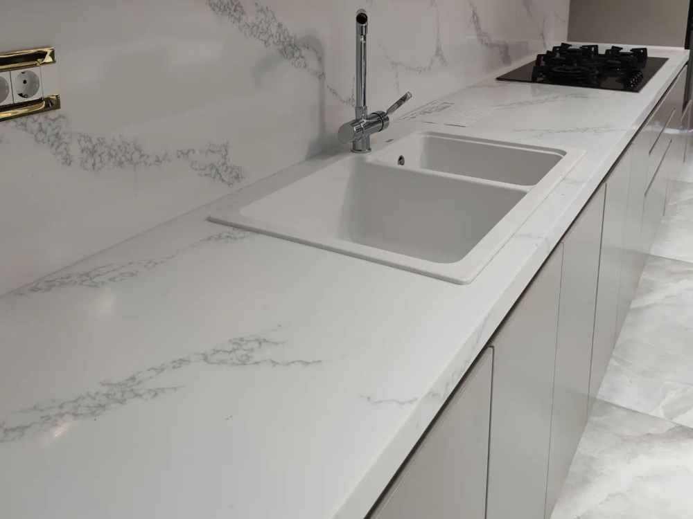 Koris-Solid-Surface-Defines-the-Modern-High-End-Kitchen2.jpg