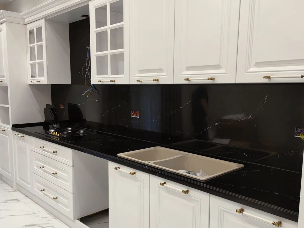 Luxury Black & Gold: Solid Surface Creates High-Contrast Kitchen, Blending Classic Elegance with Modern Function