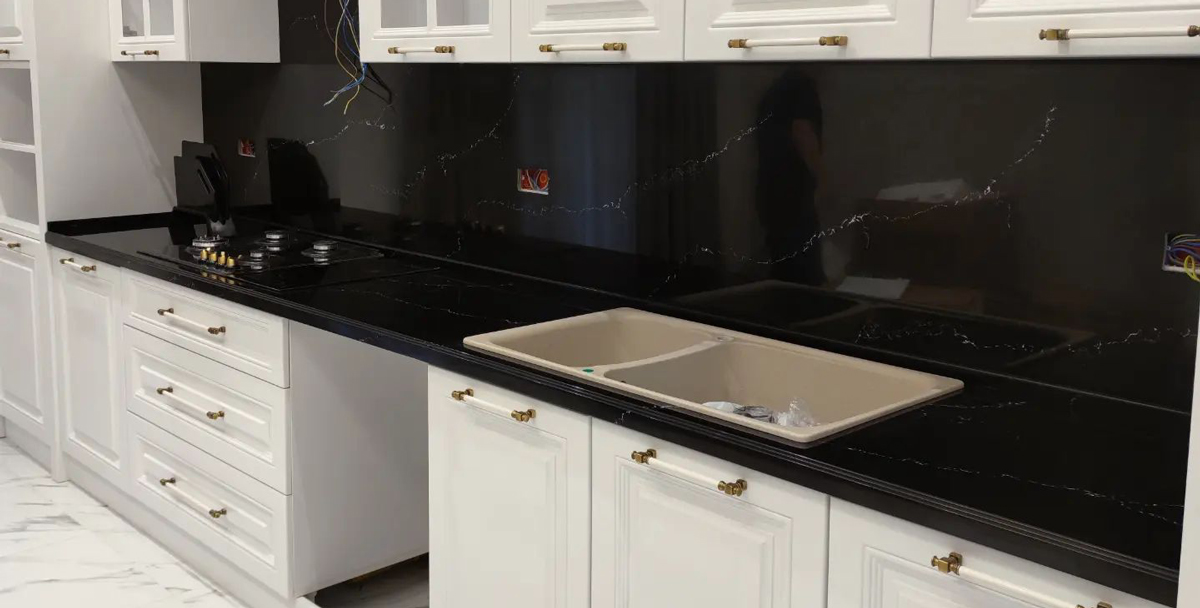 Solid-Surface-Creates-High-Contrast-Kitchen2.jpg