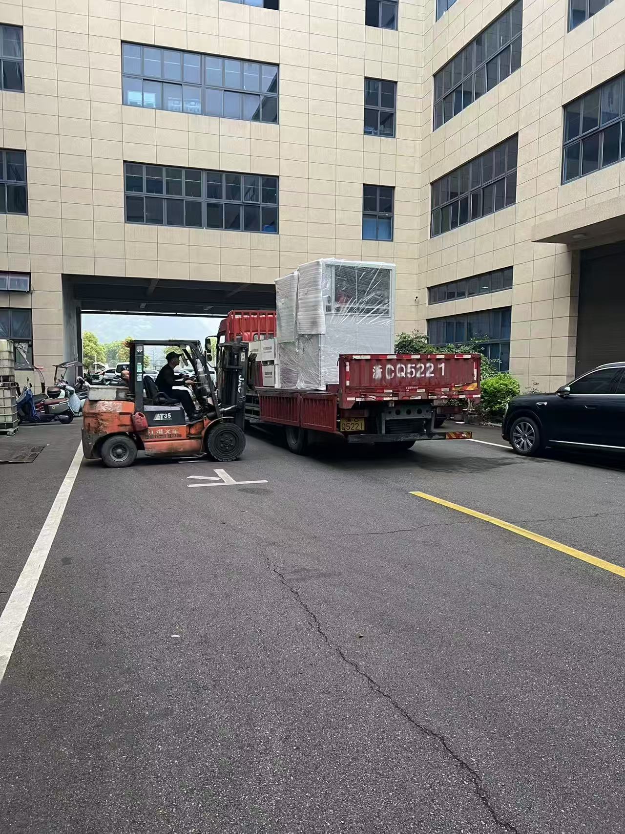 Large Quantities of Goods Successfully Shipped Out of the Warehouse