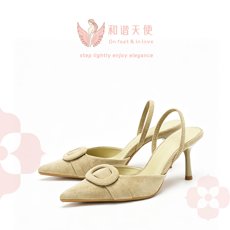 An den Füßen & verliebt: Beige Wildleder-Slingback-Pumps mit Ring