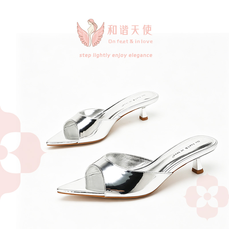 On feet & in love Silver Metallic Pointed Kitte...