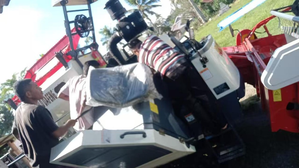 Golddafeng rice combine harvester in Indonesia