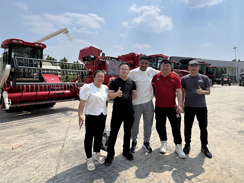 Intelligente Fertigung erobert die Welt! Bolivianische Kunden besuchen Golddafeng Machinery für Traktoren-Pr...