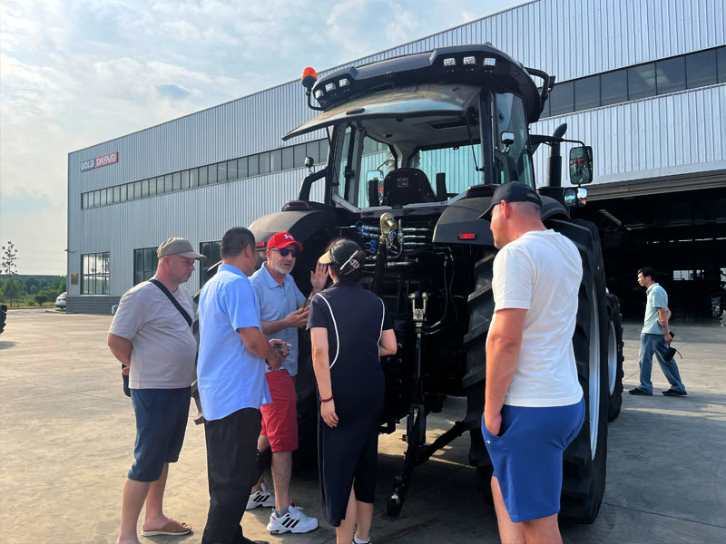 Des clients slovaques visitent Golddafeng Machinery pour l'achat de tracteurs | Machines agricoles mondiales...