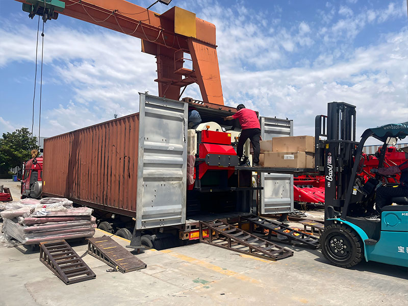 12 golddafeng Rice Harvesters Shipped to Africa, Empowering Local Agricultural Mechanization