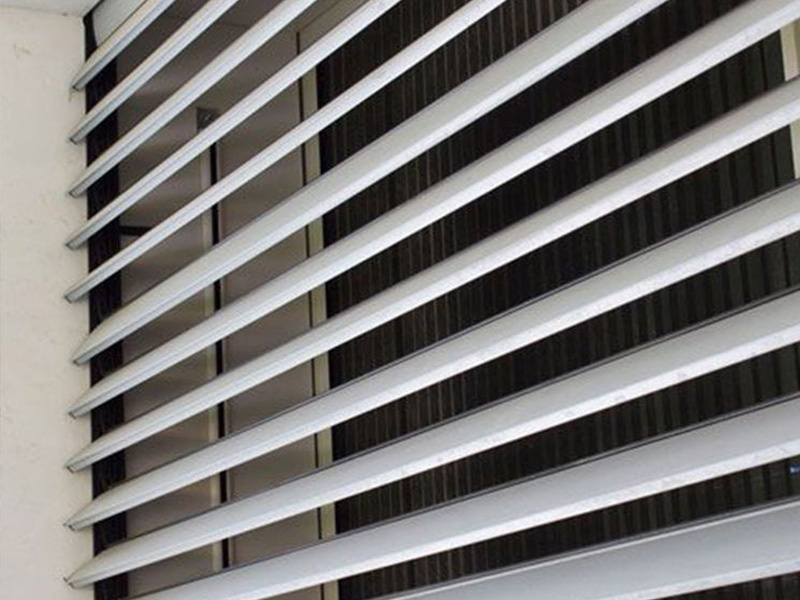 Aluminum profiles for louvers, with their lightweight 03