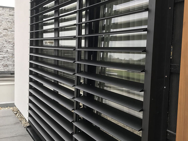 Aluminum profiles for louvers, with their lightweight 04