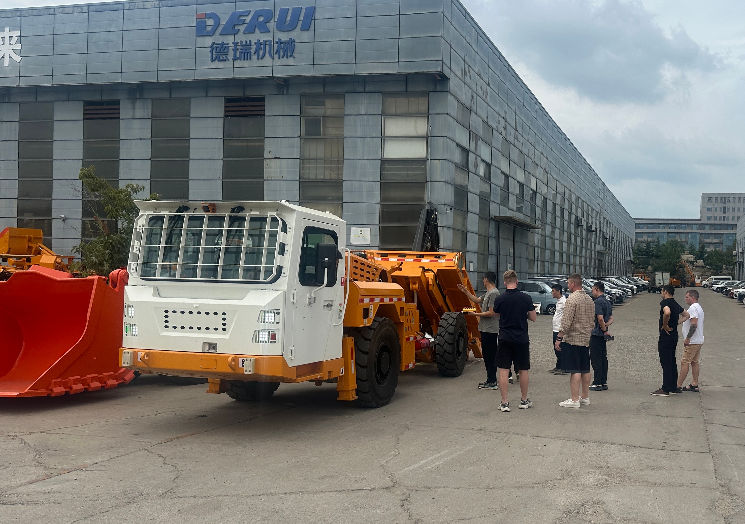 Russian Customer Visits DERUI Machinery for Underground Mining Equipment Inspection and Acceptance