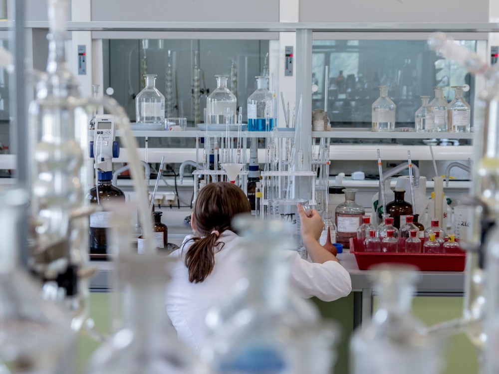 The Red Line: Why FKM Fails Where FFKM Thrives in Semiconductor Fabs