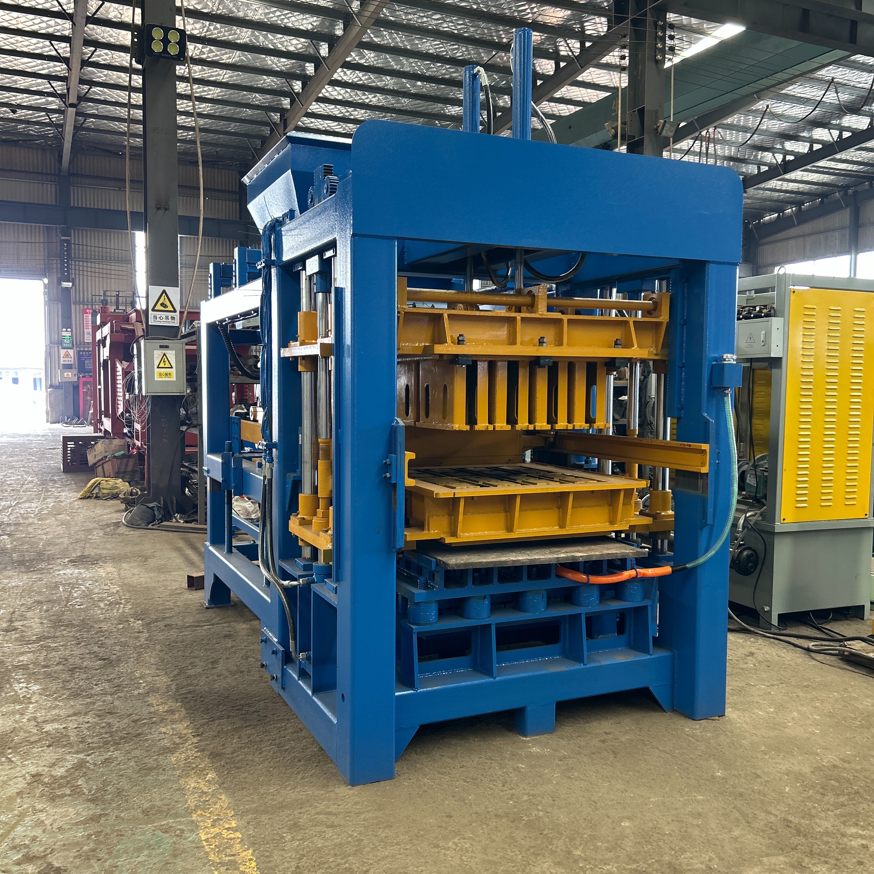 Hydraulic brick machine