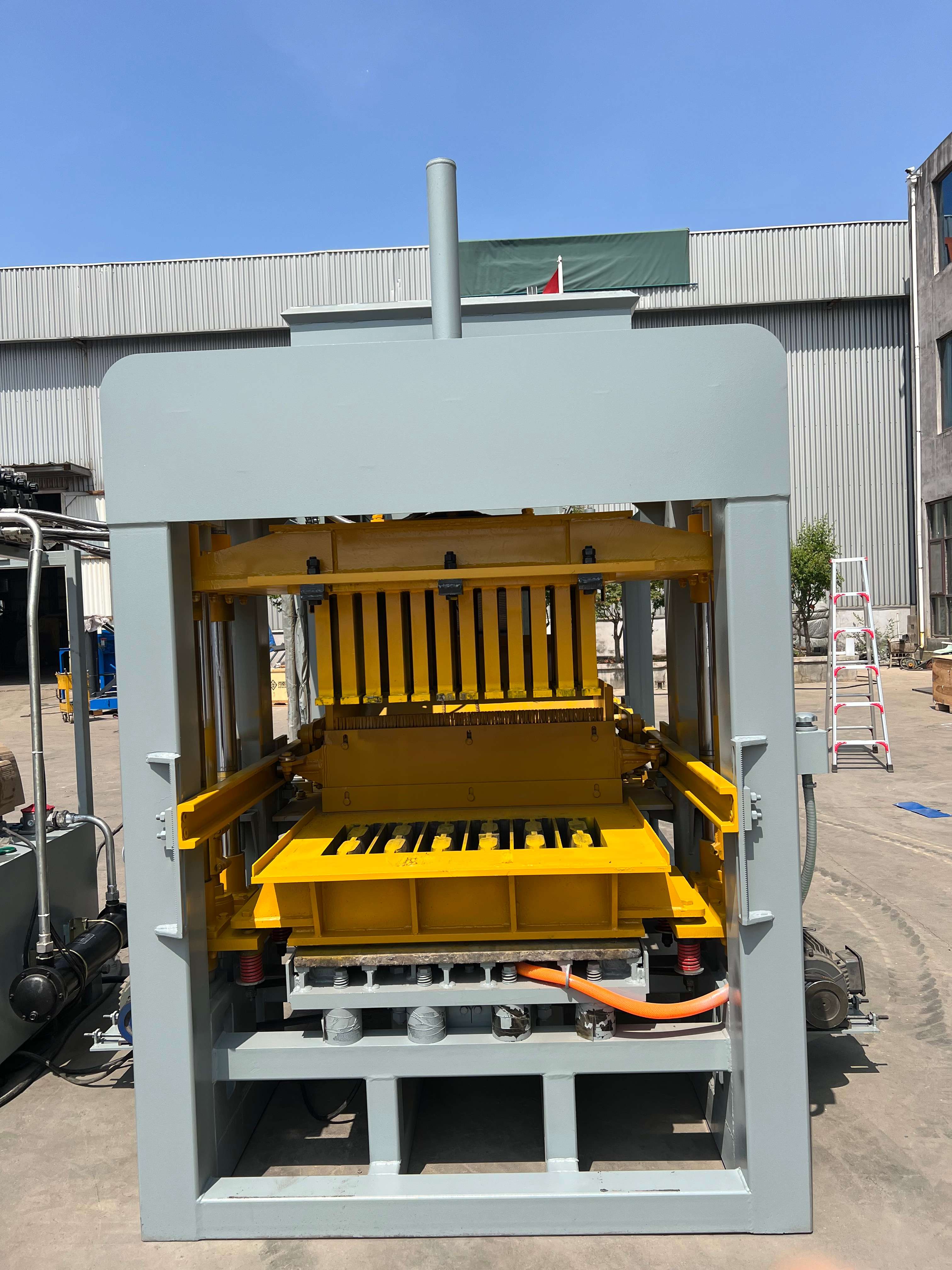 QT4-15 Hydraulic Brick Making Machine