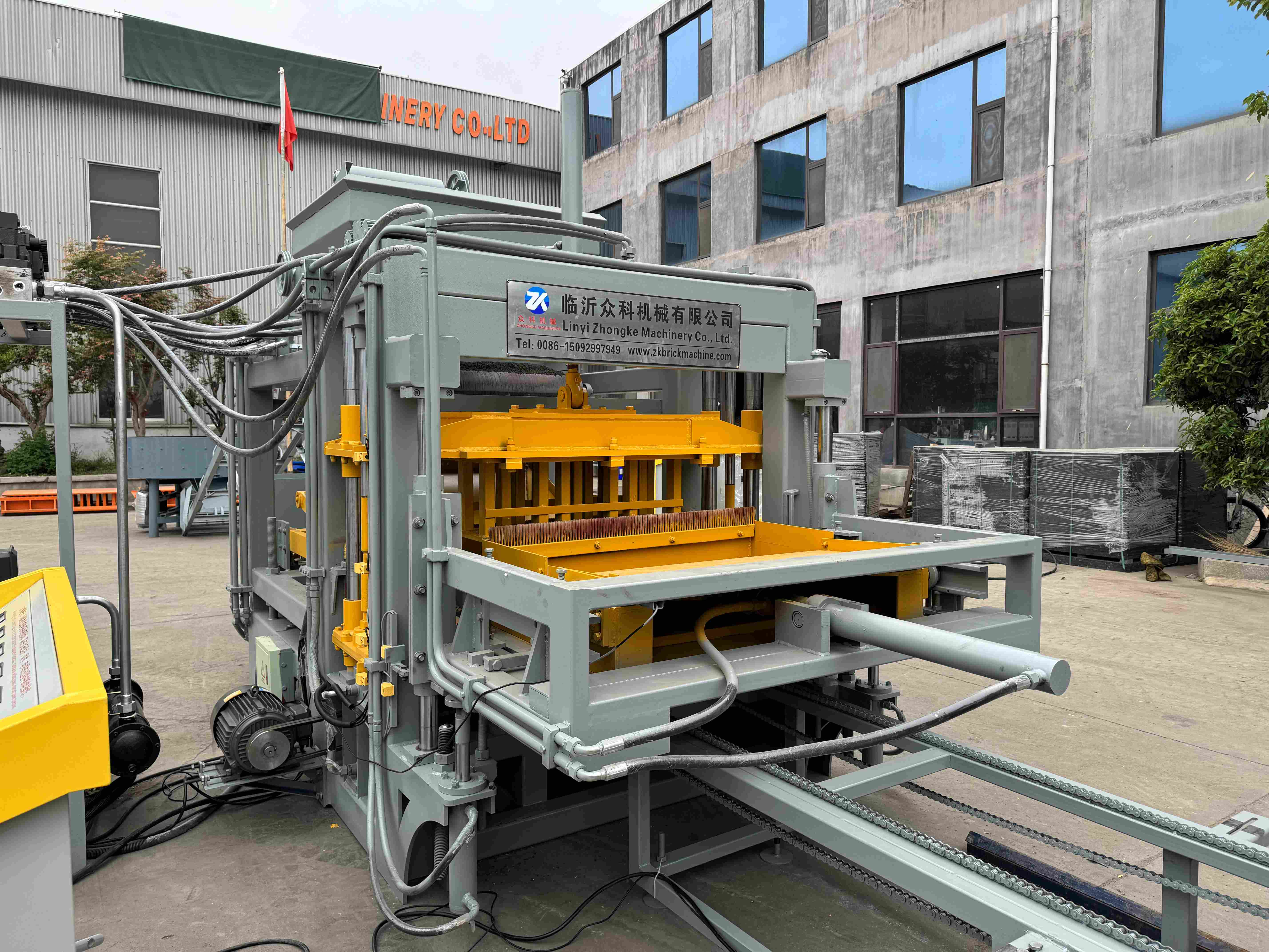 On-site footage of the Zhongke QT5-15 brick-making machine in operation.
