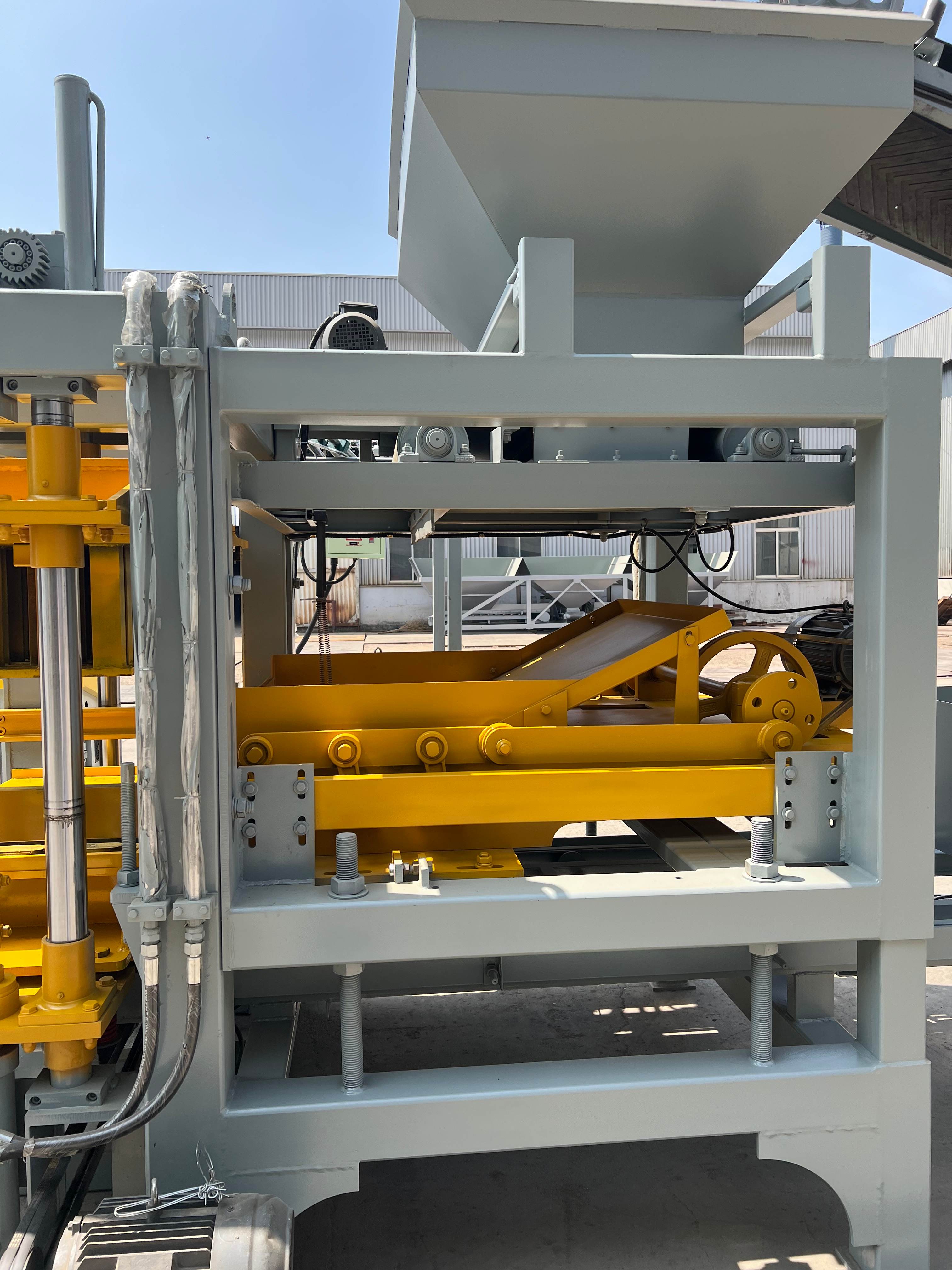 QT4-15 Hydraulic brick-making machine