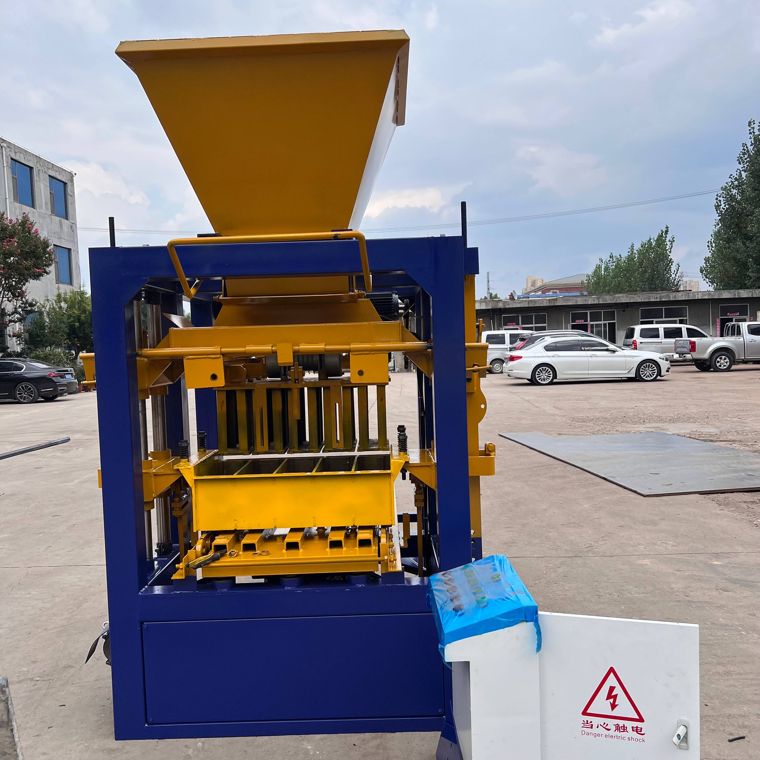 Zhongke QTJ4-24 Semi-automatic Brick Making Machine.