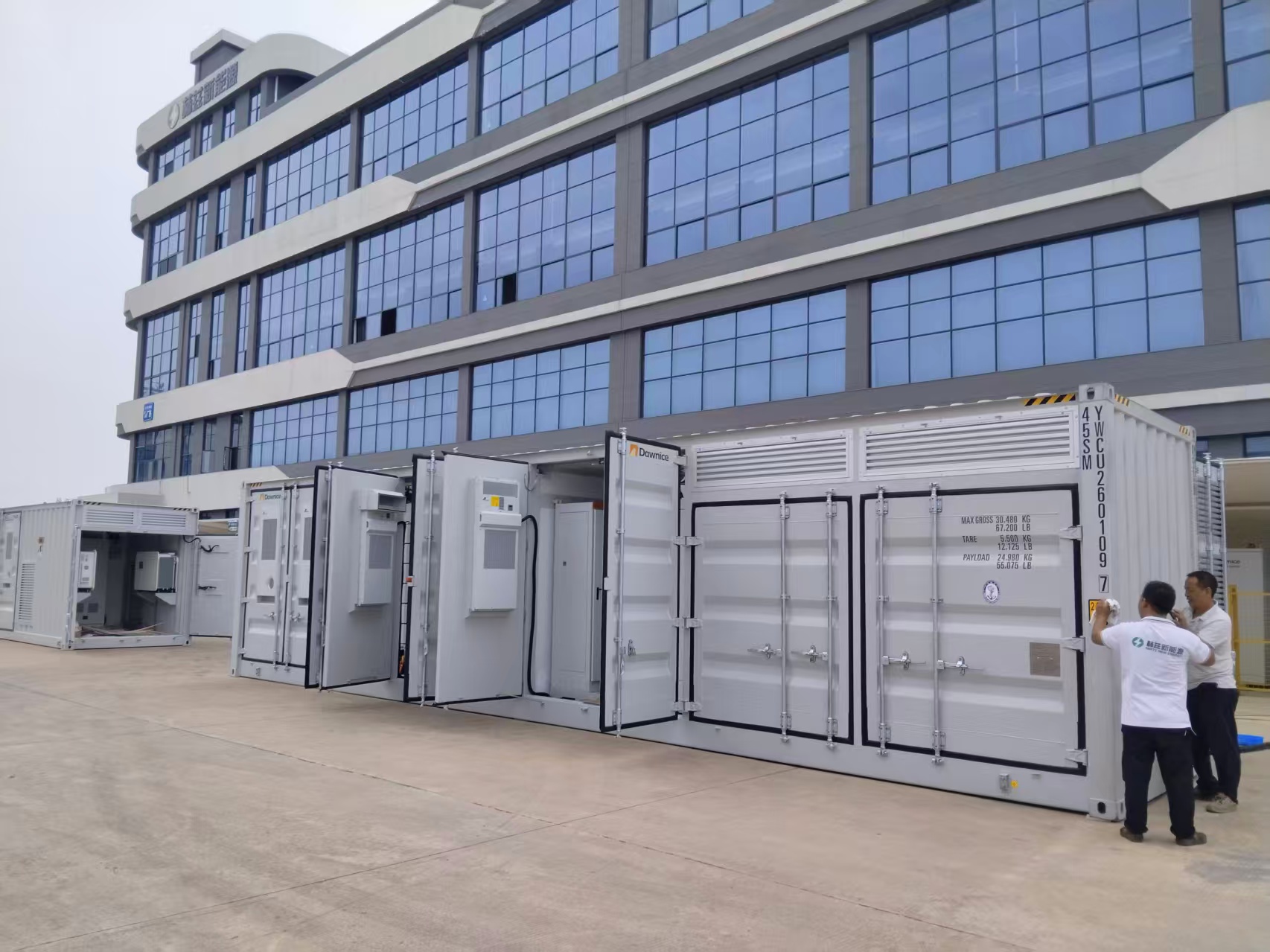 Dawnice High-Efficiency Solar Panel Array Installation