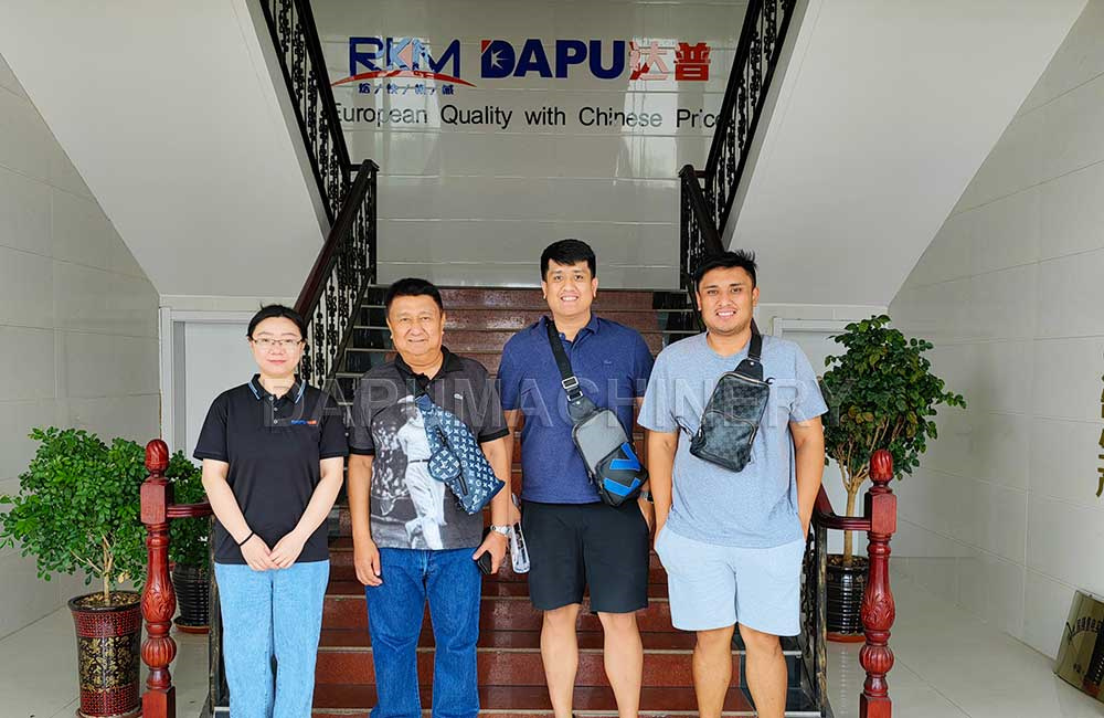 The-Philippine-customer-visited-the-DAPU-factory-to-inspect-the-goods-and-was-very-satisfied.jpg