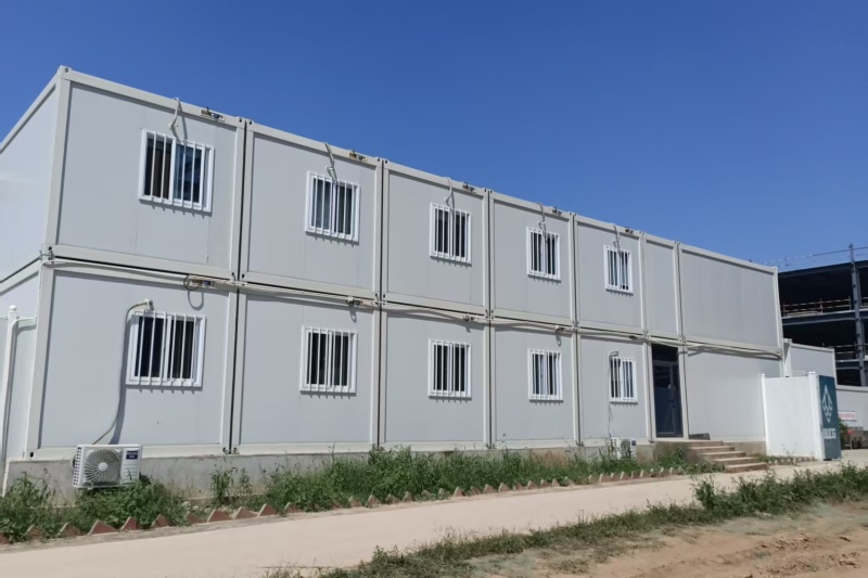 Maison conteneur indonésienne utilisée comme dortoir