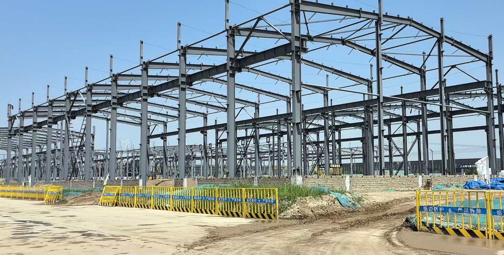 Les solutions de construction en acier apparaissent comme le choix optimal pour la reconstruction post-sismique dans un contexte de récente activité sismique mondiale.