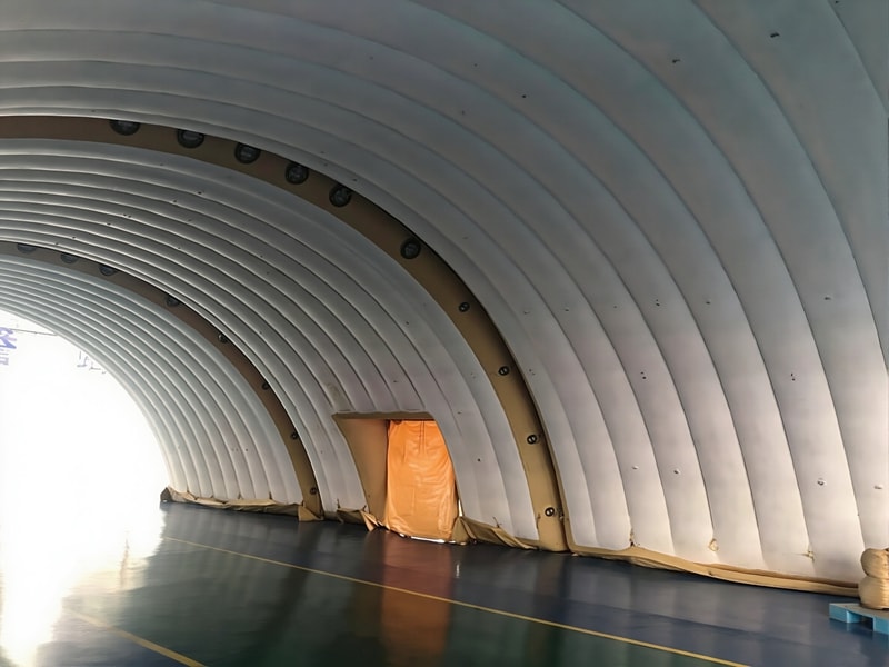 Maßgefertigter Flugzeughangar in Luftrippenmembrankonstruktion (1)