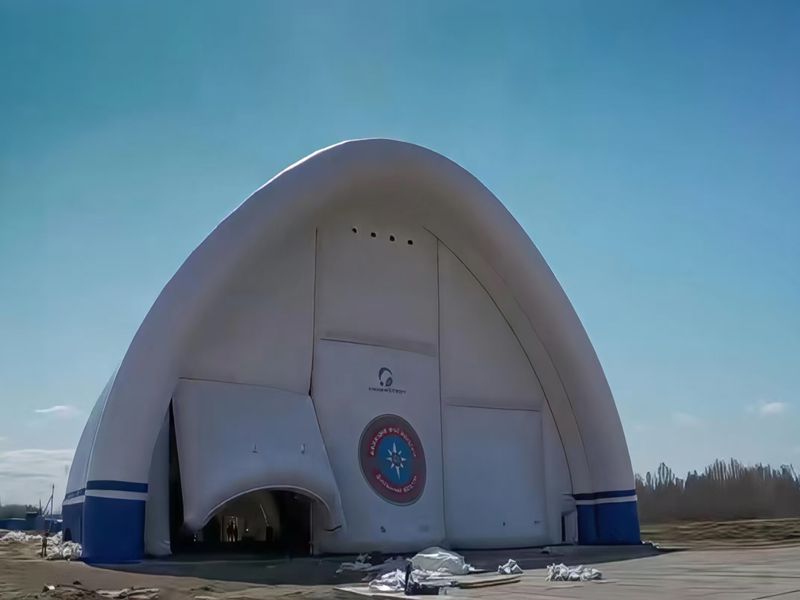 Luftbildaufnahme des Flugzeughangars