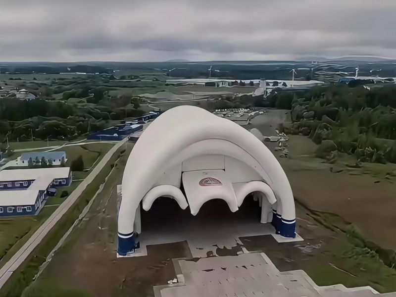 Aufblasbare Türfassade für einen Lufthangar