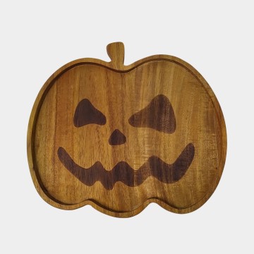 Plato sèvi prim an bwa Acacia ak joumou Jack-o'-lantern pou Halloween