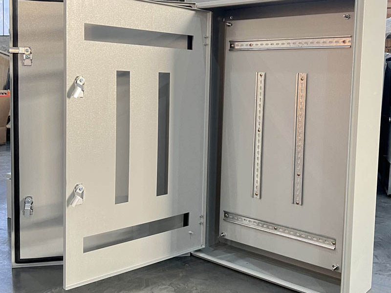 Caja de cerramiento eléctrico y riel para gabinete
