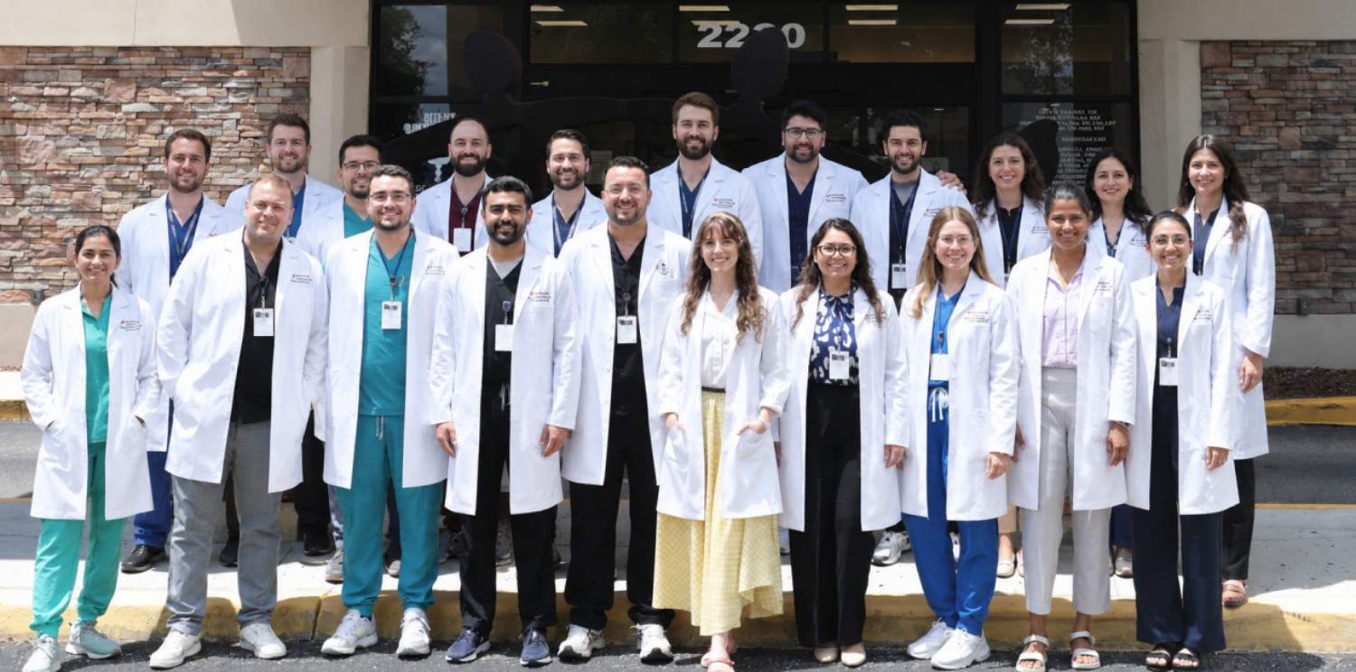 Jalecos médicos personalizados fornecidos para instituição de saúde europeia (3).jpg