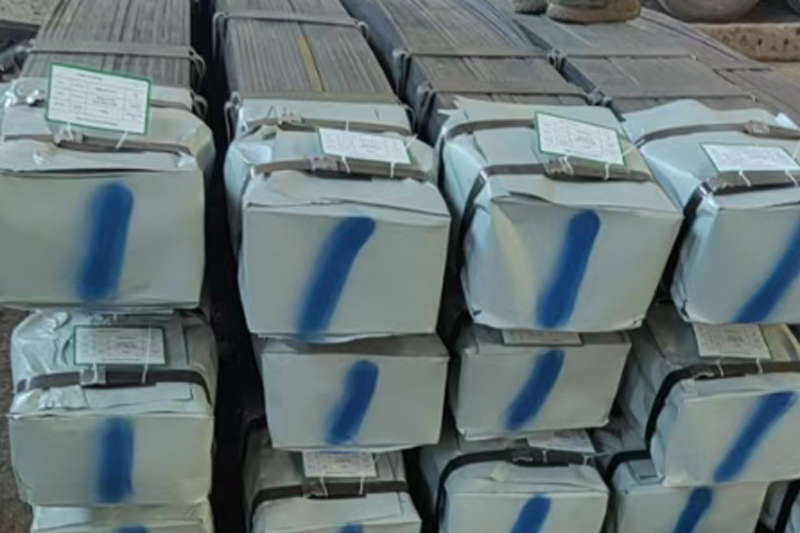 Steel metal packaging at both ends
