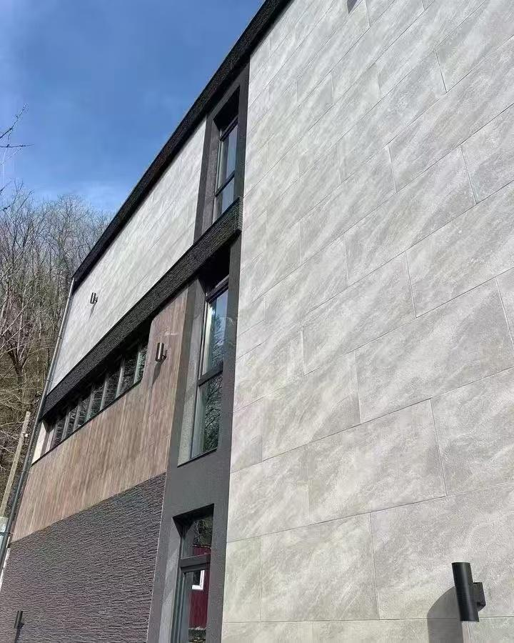 Russian Villa Facade Upgrade: 3D Slate Creek Sand White and Flowing Stone in Modern Architecture