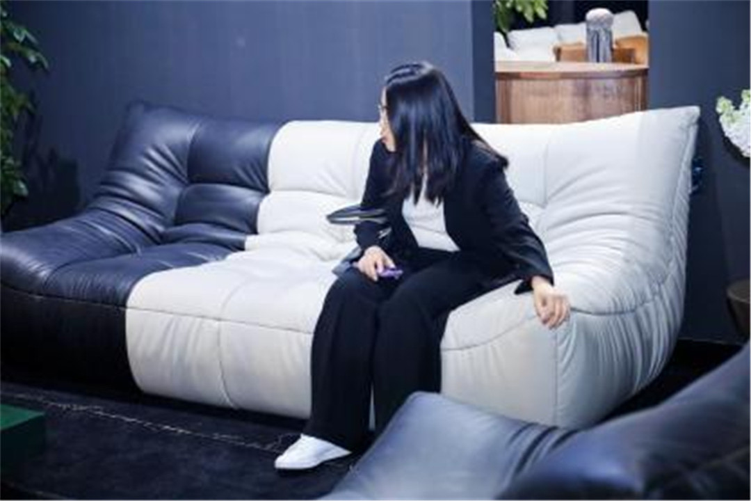 Customized Exhibition Sofas Where Comfort Meets Brand Identity (1)1gp