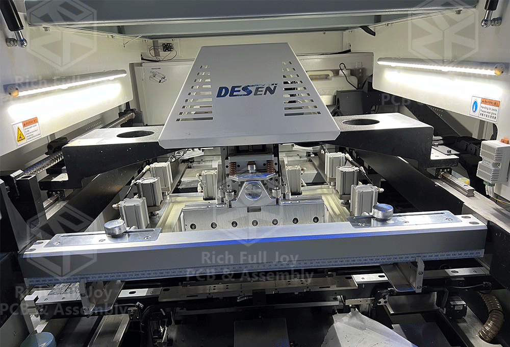 ۲-SMT-Assembly-ProcessSolder-Printing.gif