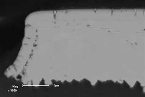 The metallographic cross-section of the phosphorus ENIG coating after bending in the standard.webp
