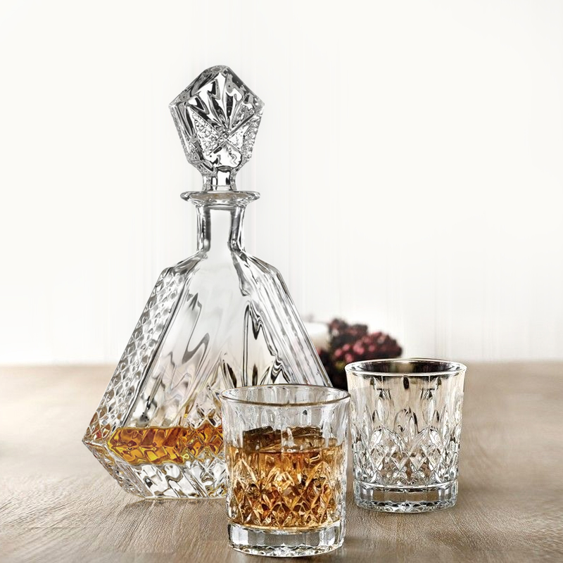 Factory direct sales unique design empty transparent glass bottle 500ml 700ml 750ml whiskey vodka bottle with cork