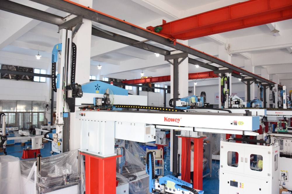 Heavy Duty Top Entry PET Preform Take out Robot